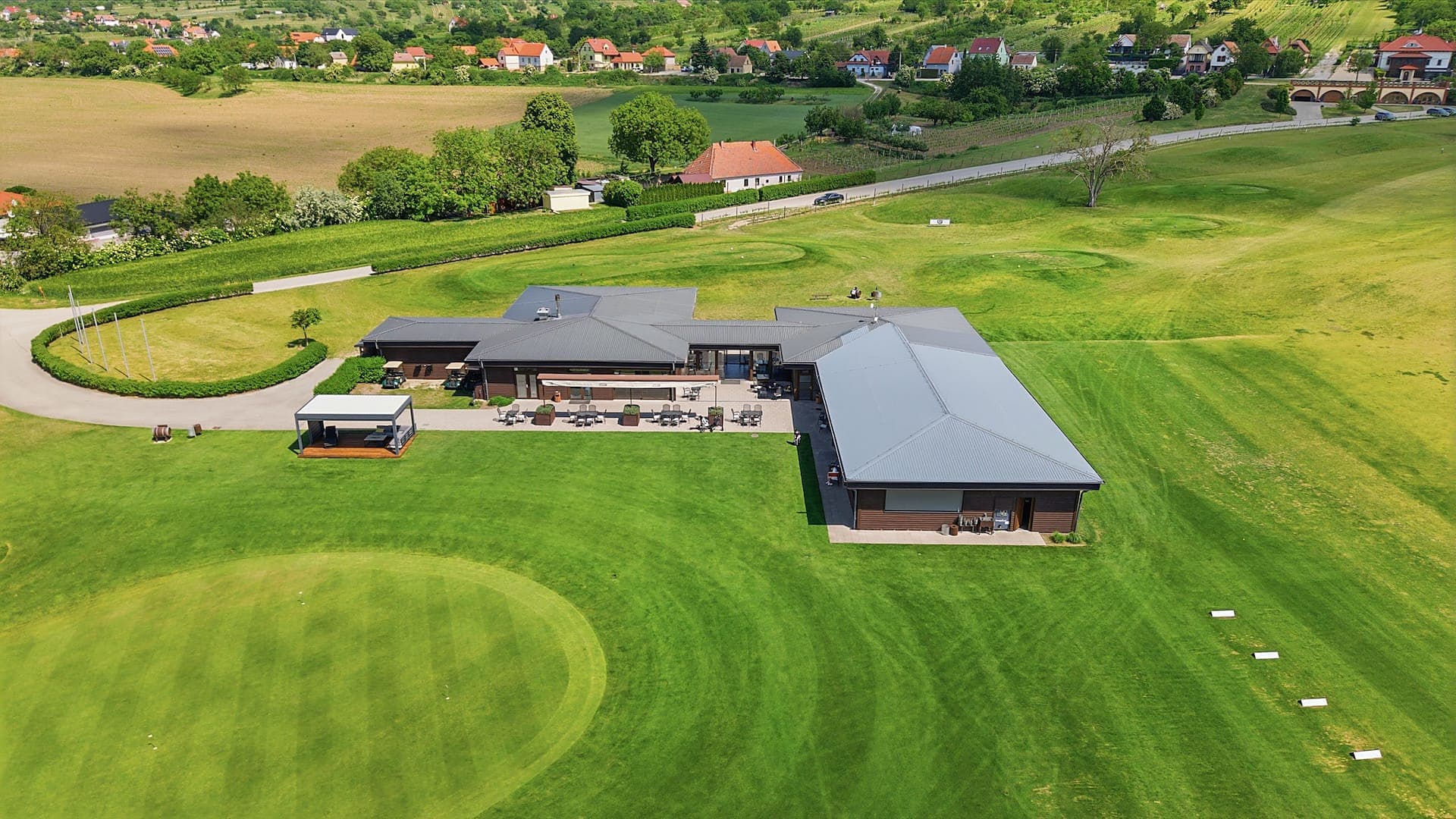 Klubovňa golfového rezortu z dronu