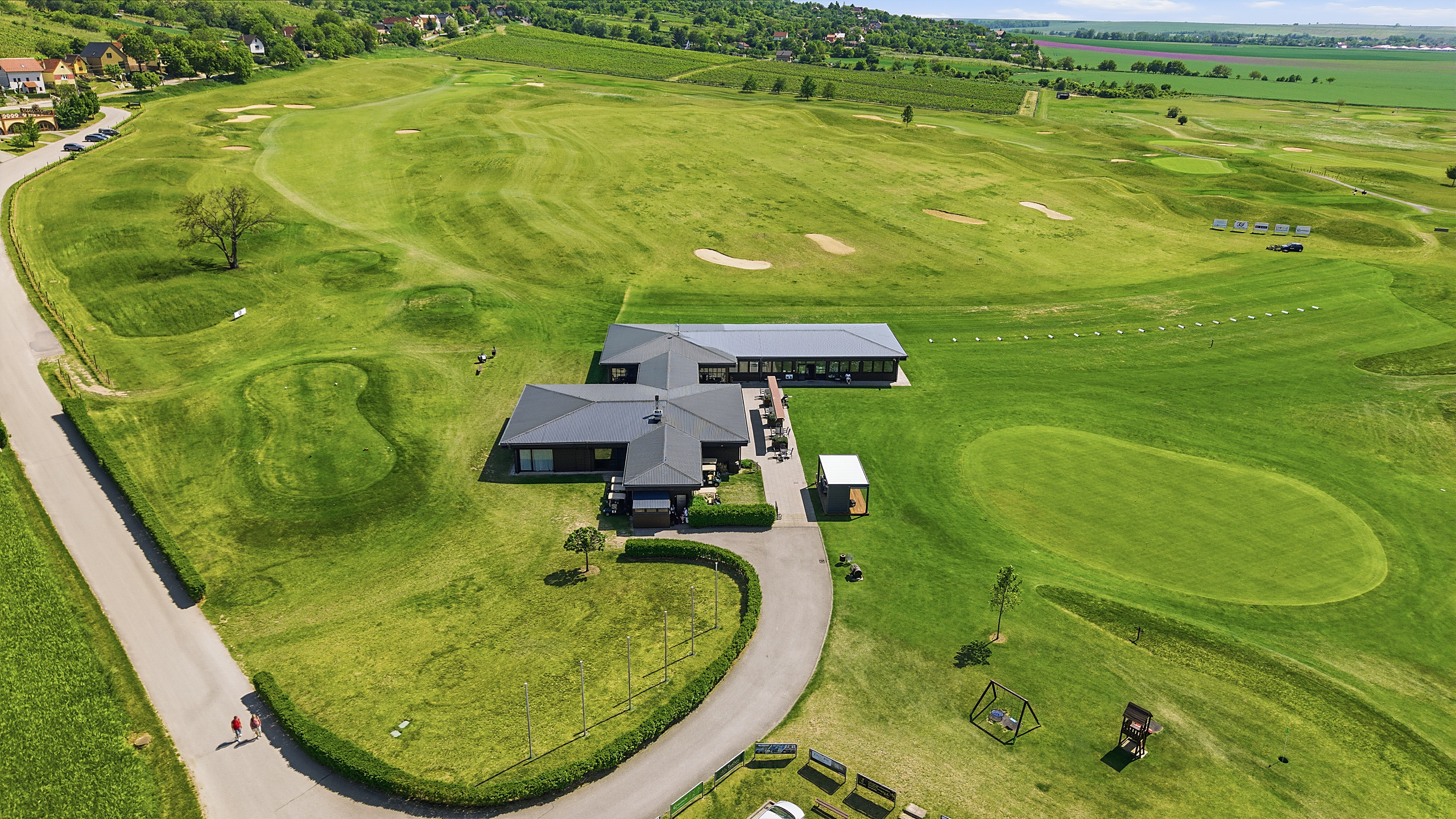 GRAFOBAL GROUP GOLF RESORT, klubovňa a zázemie z dronu